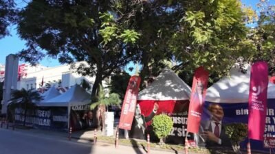 Adana Büyükşehir Belediyesi Taş Bina önündeki Adalet Çadırı’nı ziyaret eden