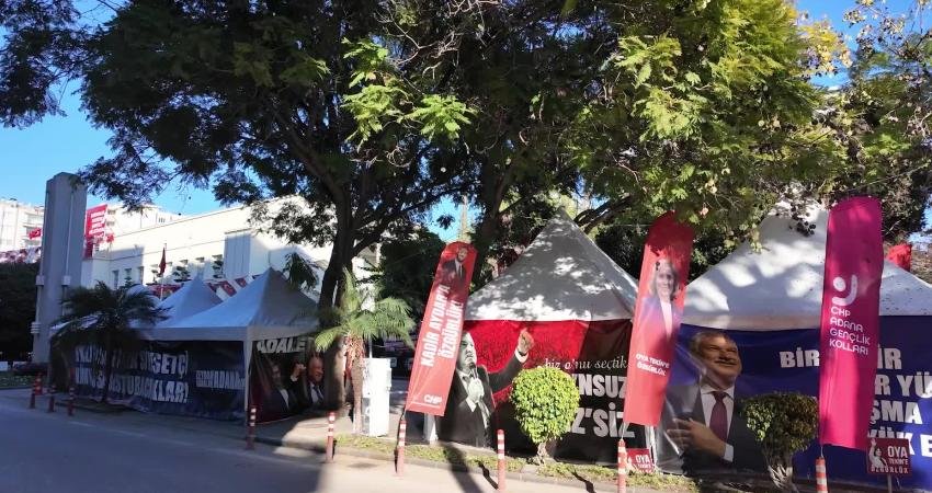 Adana Büyükşehir Belediyesi Taş Bina önündeki Adalet Çadırı’nı ziyaret eden