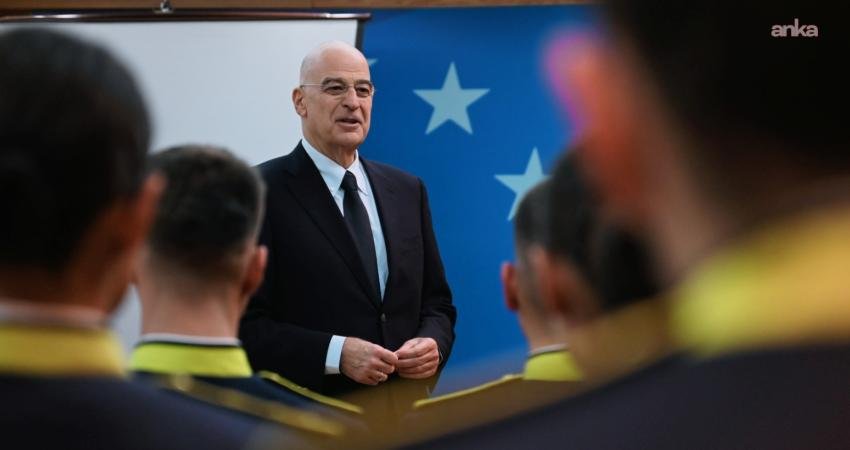 Nikos Dendias: Yunanistan, karasularını 12 mile çıkarma hakkını saklı tutmaktadır Yunanistan Savunma Bakanı Nikos Dendias, Ege'de karasularının 12 mile çıkarılmasına