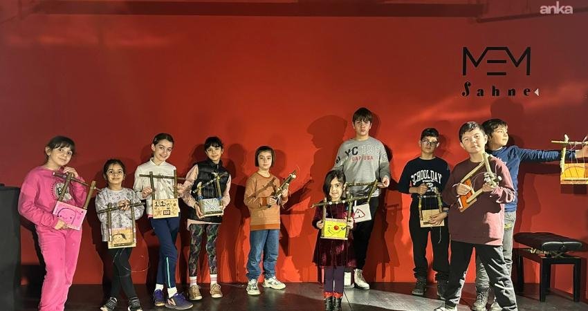 Nilüfer Belediyesi’nin düzenlediği yaratıcı atölyeye katılan çocuklar, telli çalgılardan lirin