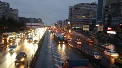 Kar ve fırtına alarmı nedeniyle okulların tatil edildiği İstanbul'da aralıklarla