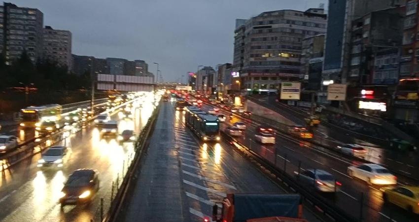 Kar ve fırtına alarmı nedeniyle okulların tatil edildiği İstanbul'da aralıklarla