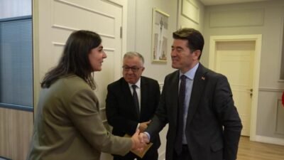 Ortahisar Belediyesi personeli, eğitim sürecinde ekonomik zorluk yaşayan üniversite öğrencilerine