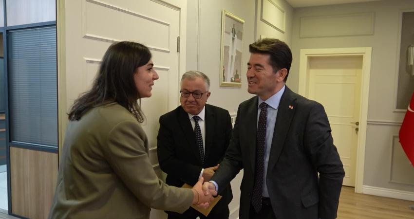 Ortahisar Belediyesi personelinden burs kampanyasına 721 bin TL destek… Belediye Başkanı Kaya: “Dalga dalga büyüyen bir dayanışma örneği sergiliyoruz” Ortahisar Belediyesi personeli, eğitim sürecinde ekonomik zorluk yaşayan üniversite öğrencilerine