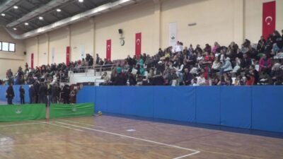 Bursa’nın fethinin 700’üncü yılı kutlamaları kapsamında düzenlenen Mini Voleybol Turnuvası,