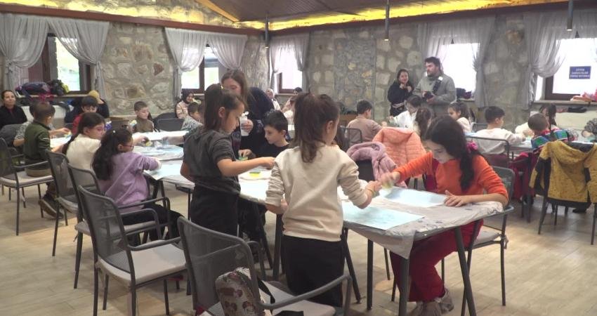 Osmangazi Belediyesi’nin Sarıalan’da düzenlediği "Yap-Çiz-Eğlen Kardan Adam Atölyesi" çocuklara yaratıcılık