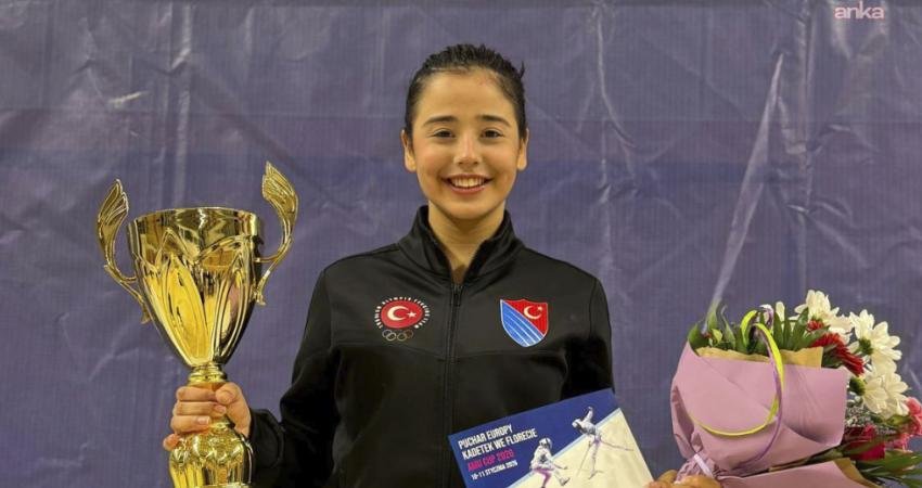 Osmangazi Belediyespor Eskrim Takımı'ndan Elvin Günışık, Polonya’nın Poznan kentinde düzenlenen