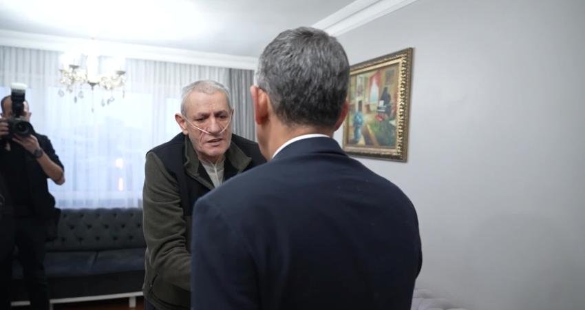 Özgür Özel, Atlas Çağlayan’ın ailesine taziye ziyaretinde bulundu CHP Genel başkanı Özgür Özel, İstanbul Güngören'de çıkan kavgada bıçaklanarak