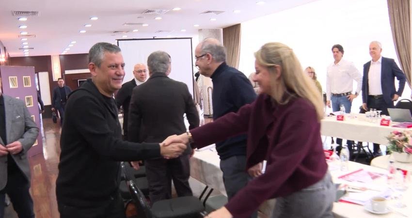 Özgür Özel, CAO toplantısına başkanlık etti CHP Genel Başkanı Özgür Özel, partisinin Cumhurbaşkanlığı Aday Ofisi (CAO)