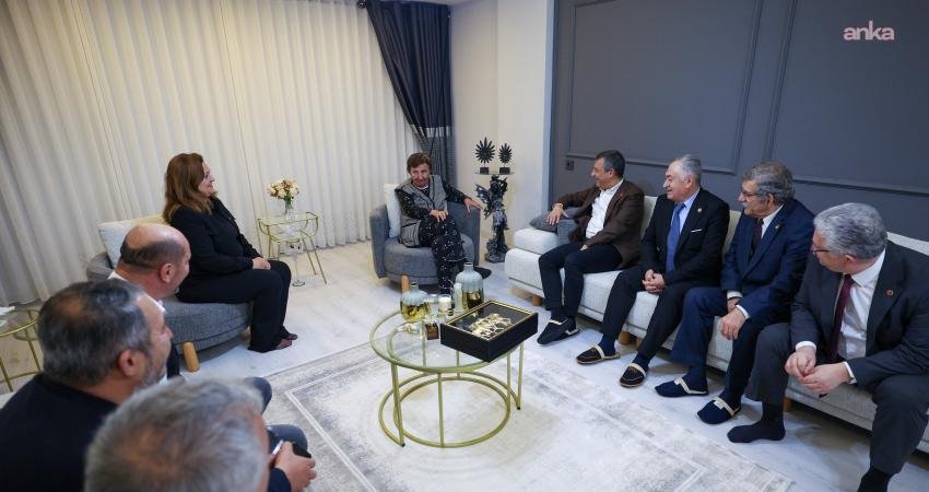 Özgür Özel’den Afyonkarahisar Belediye Başkanı Köksal’ın annesi Meral Serdar’a geçmiş olsun ziyareti CHP Genel Başkanı Özgür Özel, Afyonkarahisar Belediye Başkanı Burcu Köksal’ın