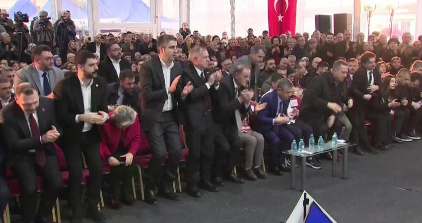 Özgür Özel’den iktidarın “kentsel dönüşüm” eleştirilerine yanıt: “Senin döneminde mağdur olan bin 500 kişiye bugün anahtar dağıtıyoruz” CHP Genel Başkanı Özgür Özel, "Allah’ım siyasette kimseye böyle