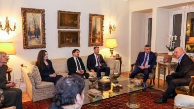 CHP Genel Başkanı Özgür Özel, hayatını kaybeden sanatçı Haldun Dormen'in ailesini ziyaret