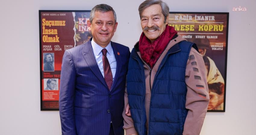 Özgür Özel’den Kadir İnanır’a ziyaret CHP Genel Başkanı Özgür Özel, sanatçı Kadir İnanır'ı tedavi gördüğü merkezde