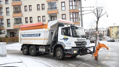 Pursaklar Belediyesi, etkili olan yoğun kar yağışıyla ilçe genelinde ulaşımın