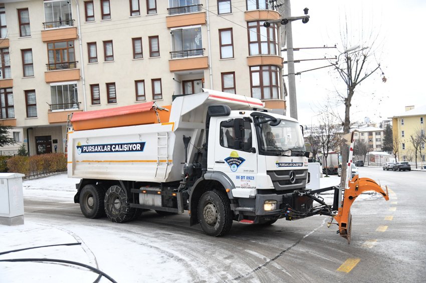 Pursaklar Belediyesi, etkili olan yoğun kar yağışıyla ilçe genelinde ulaşımın