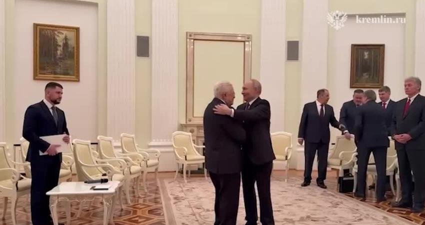 Putin, Mahmud Abbas ile Kremlin’de görüştü: “Barış Kurulu’na Gazze Şeridi’ni yeniden inşa etmek amacıyla dondurulmuş Rus varlıklarından bir milyar dolar ayırmaya hazırız” Rusya Devlet Başkanı Vladimir Putin, Filistin Devlet Başkanı Mahmud Abbas’ı