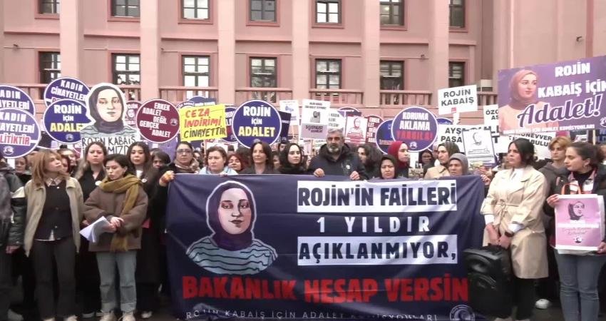 Rojin Kabaiş’in babası Cumhurbaşkanı Erdoğan ve Bakan Tunç’a seslendi: “Sadece benim kızım değil, sizin de kızınızdır. Sizin kızınız katledilmiş” Rojin Kabaiş'in babası Nizamettin Kabaiş, Adalet Bakanlığı önünden Cumhurbaşkanı Recep