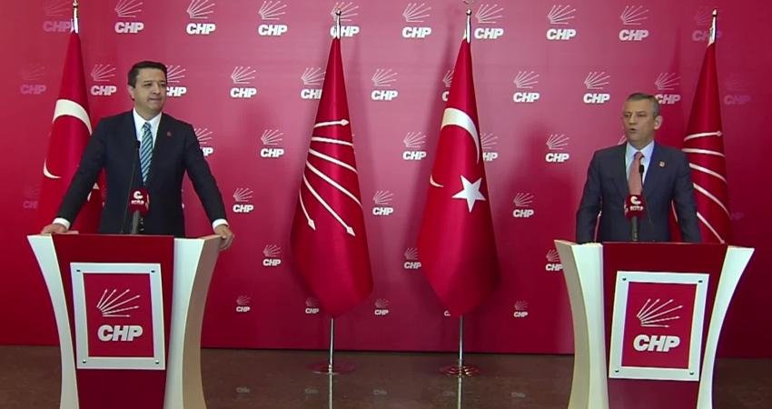 Saadet Partisi’nden CHP’ye ziyaret… Özel’den Bahçeli’ye: “16 milyon emekliyi düşünmedikten sonra, Tayyip Bey’in konforunu düşünmenin memlekete ne faydası var” CHP Genel Başkanı Özgür Özel, Saadet Partisi Genel Başkanı Mahmut