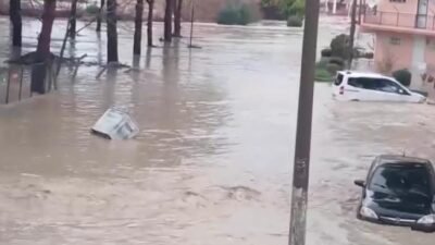 Aydın'ın Kuşadası ve Söke ilçelerinde sabah saatlerinde etkili olan sağanak