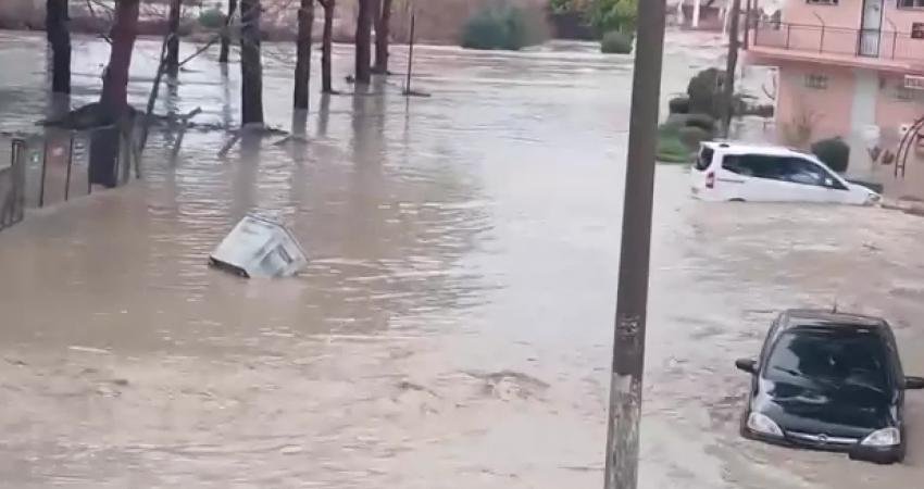 Aydın'ın Kuşadası ve Söke ilçelerinde sabah saatlerinde etkili olan sağanak