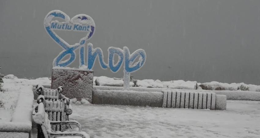 Sinop’ta gece saatlerinden itibaren etkisini artıran kar yağışı, il genelinde