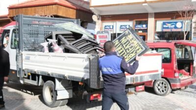 Sivrihisar Belediyesi Zabıta Müdürlüğü ekipleri, yayaların güvenli geçişini engelleyen kaldırım