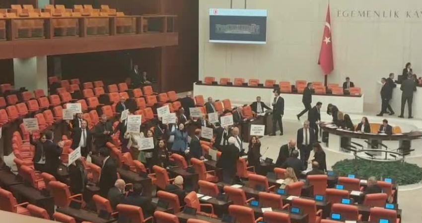 DEM Parti milletvekilleri, TBMM Genel Kurulu'nda, Halep'te yaşanan olayları protesto
