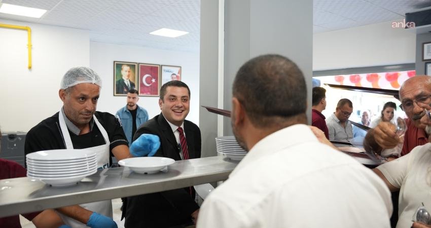 Torbalı Belediyesi, Kent Lokantaları ile binlerce kişiyi sağlıklı yemekle uygun fiyata buluşturuyor Torbalı Belediyesi tarafından ilçede hayata geçirilen Kent Lokantaları, her gün