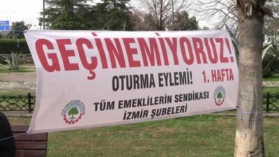 Tüm Emeklilerin Sendikası İzmir Şubeler Platformu üyeleri, YKM önünde düşük