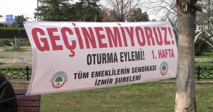 Tüm Emeklilerin Sendikası İzmir Şubeler Platformu üyeleri, YKM önünde düşük