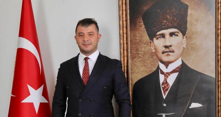 Tüm Yerel-Sen’den Alsancak’taki sloganlara tepki “Atılan sloganlar tesadüf değil, zincirin bir halkasıdır” Tüm Yerel-Sen Genel Örgütlenme Sekreteri Devrim Onur Erdağ, İzmir Alsancak’ta