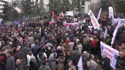 Gazeteci-yazar Uğur Mumcu, 33 yıl önce katledildiği evinin önünde düzenlenen