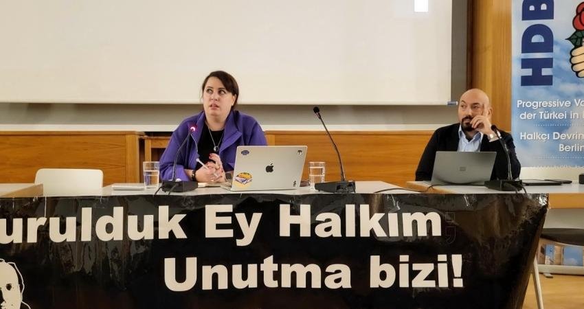 Uğur Mumcu, Berlin’de anıldı…Özge Mumcu Aybars: Babamın fikirleri herkesin kalbinde ve belleğinde yaşıyor Gazeteci-yazar Uğur Mumcu, katledilişinin 33. yılında Berlin’de anıldı. Etkinlikte konuşan