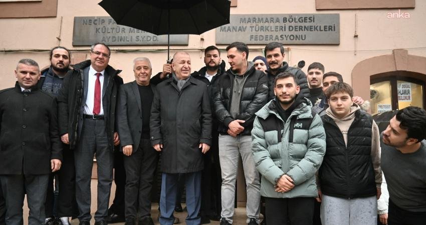 Zafer Partisi Genel Başkanı Ümit Özdağ, beraberinde parti yöneticileri ile