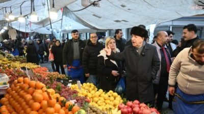 Zafer Partisi Genel Başkanı Ümit Özdağ, Gaziosmanpaşa'da semt pazarını ziyaret etti.