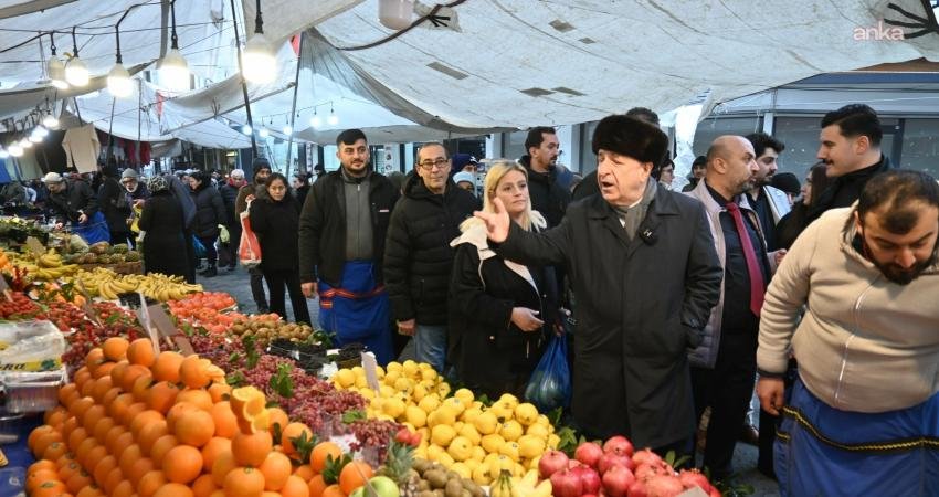 Zafer Partisi Genel Başkanı Ümit Özdağ, Gaziosmanpaşa'da semt pazarını ziyaret etti.