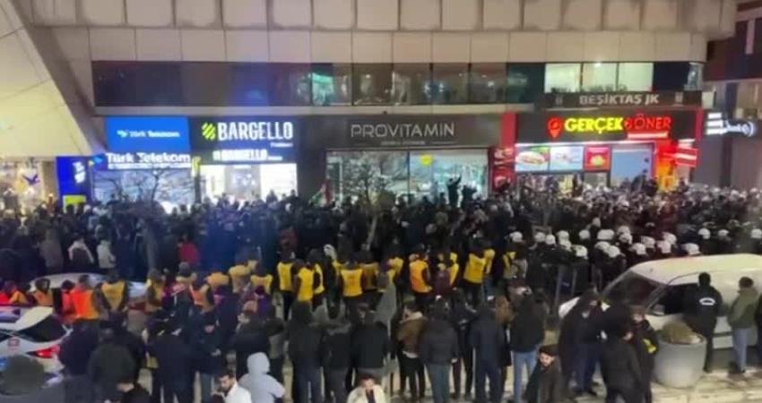 Van’da ‘Halep’ protestosu… “Siviller hedef alınıyor” Van Emek ve Demokrasi Platformu, Halep’te yaşananlara ilişkin basın açıklaması