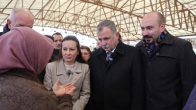 Yunusemre Belediye Başkanı Semih Balaban, Laleli Pazarı’nı ziyaret ederek pazar