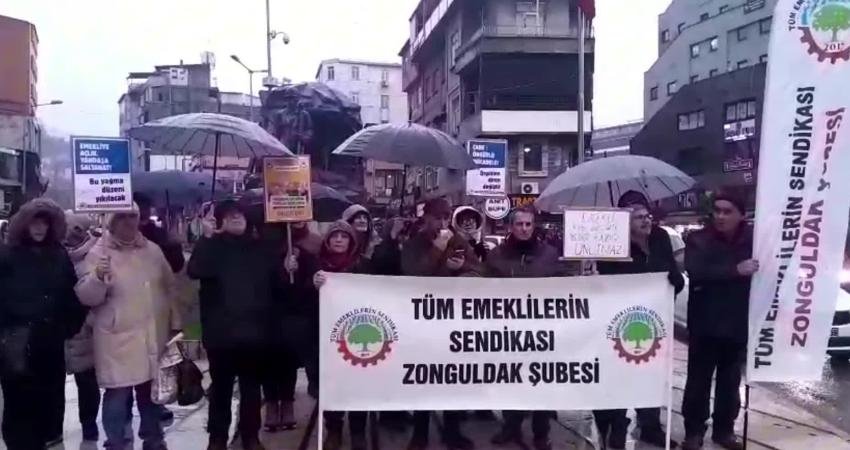 Zonguldak'ta emeklilerin düşük maaşlara ve artan hayat pahalılığına karşı başlattığı