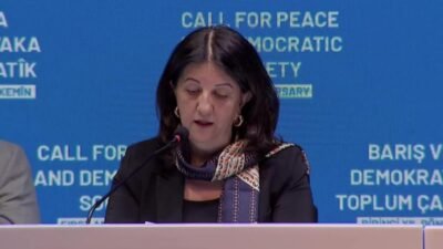 27 Şubat Barış ve Demokratik Toplum Çağrısı’nın birinci yılı… Abdullah Öcalan: “Demokratik siyaset çerçeveli bir hukuk çözümünü esas alıyoruz” PKK lideri Abdullah Öcalan, geçen yıl yaptığı Barış ve Demokratik