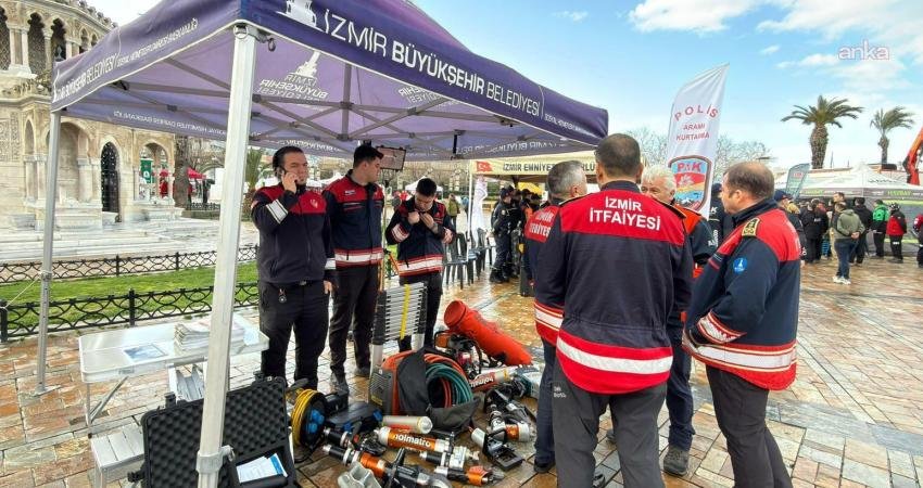 30 Ekim ve 6 Şubat’ın sessiz tanıkları İzmir’de sergilendi İzmir Büyükşehir Belediyesi İtfaiye Dairesi Başkanlığı, 6 Şubat 2023 depremlerinin