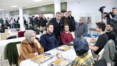 CHP Elazığ Milletvekili Gürsel Erol, Fırat Üniversitesi öğrencileriyle birlikte iftar