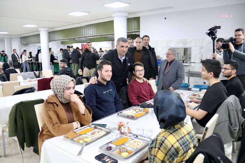 CHP Elazığ Milletvekili Gürsel Erol, Fırat Üniversitesi öğrencileriyle birlikte iftar