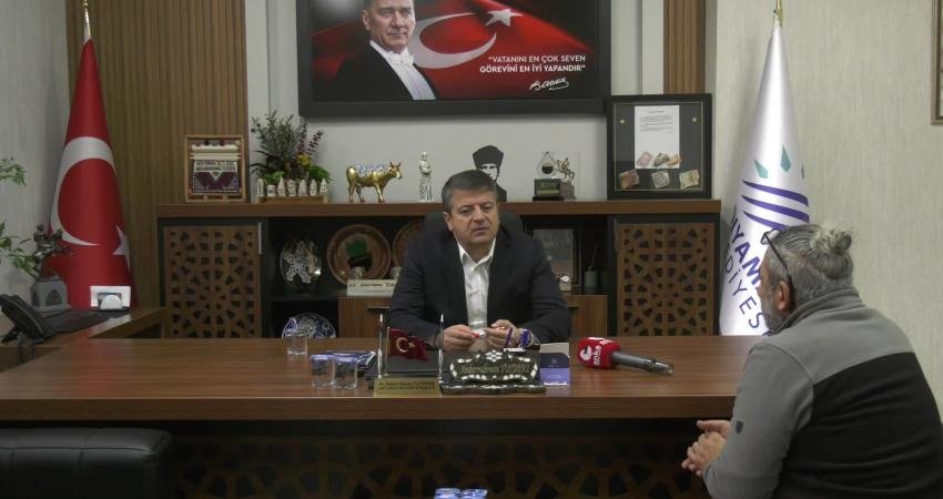 Adıyaman Belediye Başkanı Abdurrahman Tutdere, makam odasında yer alan ve