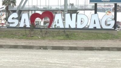 Hatay Samandağ’da depremin üçüncü yılına girilirken, depremzedeler anahtarları verilen Hıdırbey