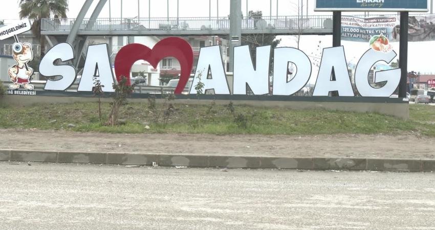 6 Şubat depremlerinin üçüncü yılı… Samandağ TOKİ’lerinde duvarlarda çatlak ve su sızıntısı var: Kusurların üstünün bir torba çimentoyla örtüyorlar Hatay Samandağ’da depremin üçüncü yılına girilirken, depremzedeler anahtarları verilen Hıdırbey