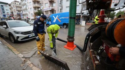 İzmir Büyükşehir Belediyesi ekipleri, kentte gece saatlerinden itibaren etkili olan