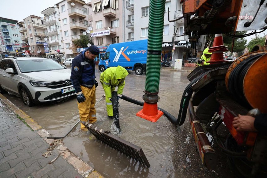 İzmir Büyükşehir Belediyesi ekipleri, kentte gece saatlerinden itibaren etkili olan