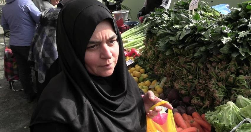 Açlık sınırı 34 bin liraya yükseldi… Kağıthane’de ANKA’ya konuşan vatandaş: Cumhurbaşkanımız önce gelsin hanımıyla, bize reva gördüğü maaş ile kendileri geçinebiliyorlarsa biz de geçinelim Birleşik Kamu-İş sendikasının araştırmasına göre, açlık sınırı şubatta önceki aya