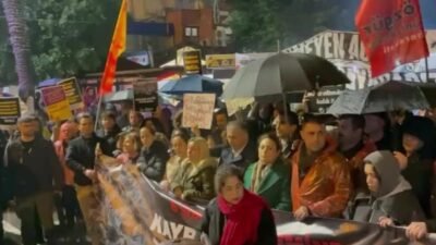 Adana'da 6 Şubat depremlerinde hayatını kaybedenler, üçüncü yılında yürüyüşle anıldı.